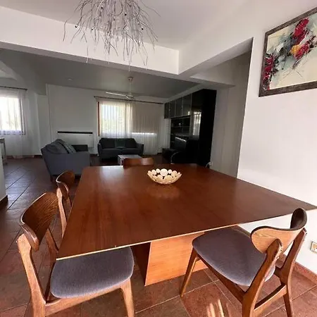 3 Bedroom Center شقة لارنكا