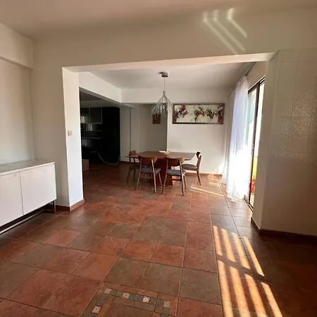 3 Bedroom Center 拉纳卡