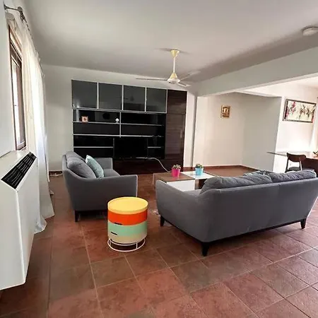 3 Bedroom Center 拉纳卡